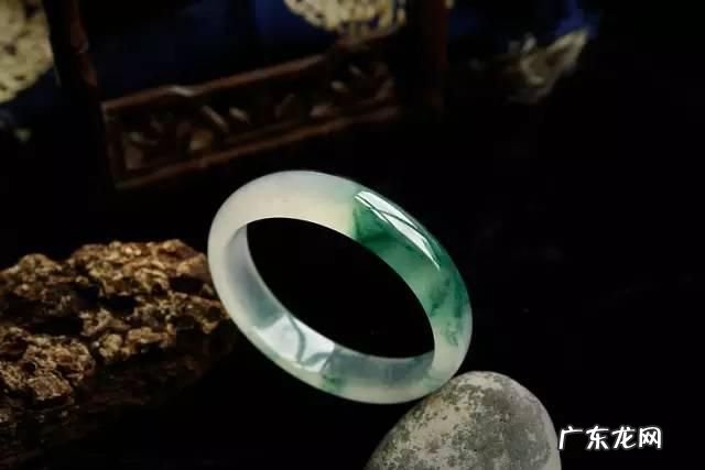 手镯应该戴在哪个手上合适 女人戴翡翠镯子右手还是左手