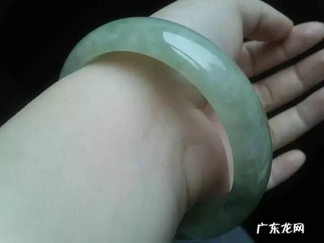 手镯应该戴在哪个手上合适 女人戴翡翠镯子右手还是左手