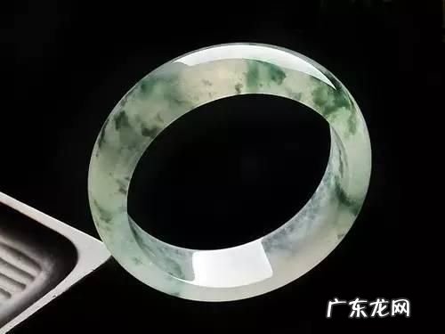 手镯应该戴在哪个手上合适 女人戴翡翠镯子右手还是左手