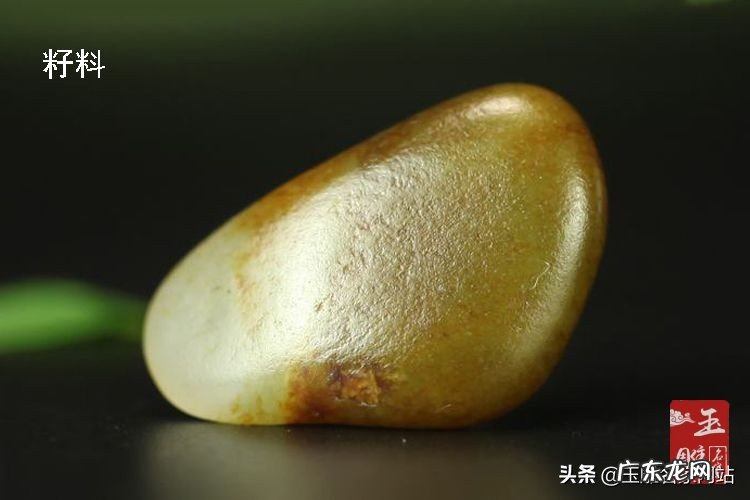 青花山料和籽料对比 和田玉青花籽料和青花山料的区别