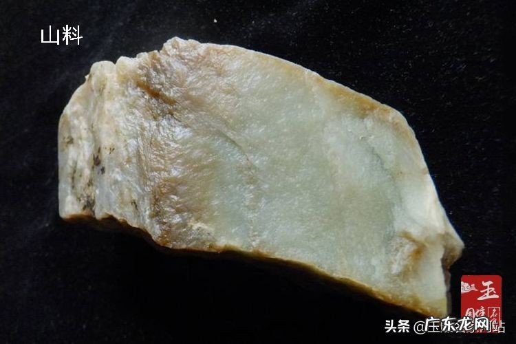 青花山料和籽料对比 和田玉青花籽料和青花山料的区别