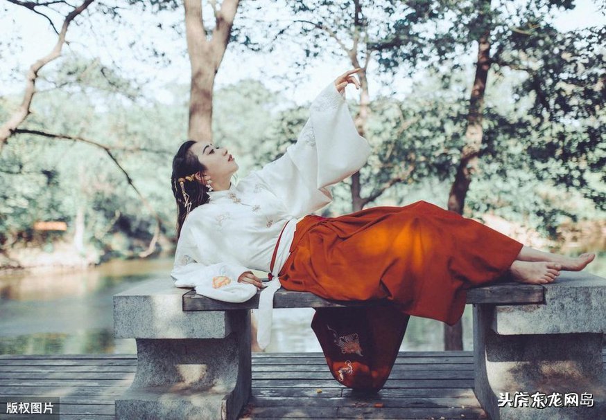 上一句爆竹声中一岁除赏析 春风送暖入屠苏的入是什么意思