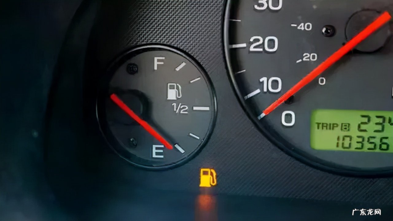 车辆低油量行驶的危害 汽车油灯亮了还能跑多少公里