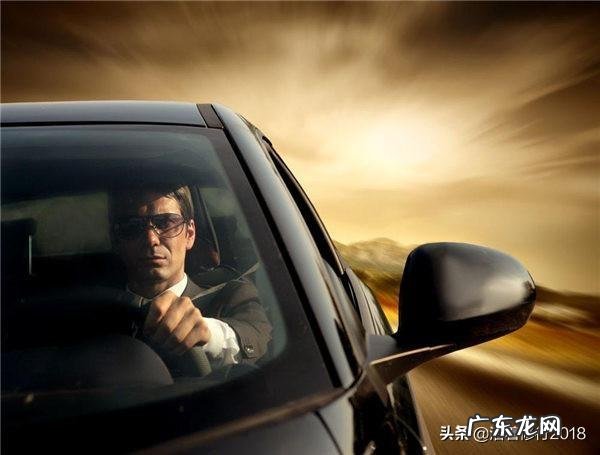 开车方向盘单手还是双手 为什么手动挡车喜欢单手握方向盘