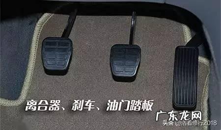 开车方向盘单手还是双手 为什么手动挡车喜欢单手握方向盘