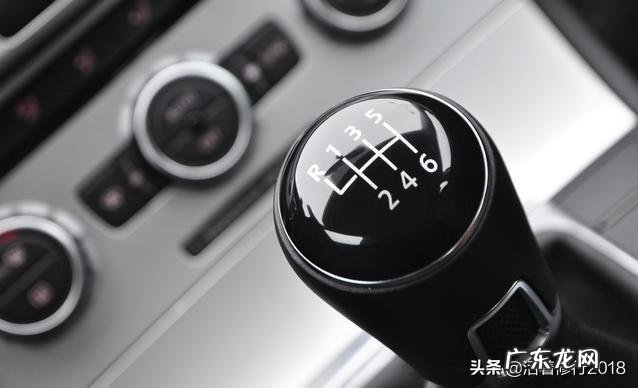 开车方向盘单手还是双手 为什么手动挡车喜欢单手握方向盘