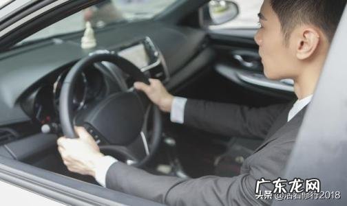 开车方向盘单手还是双手 为什么手动挡车喜欢单手握方向盘