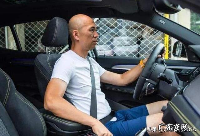 开车方向盘单手还是双手 为什么手动挡车喜欢单手握方向盘