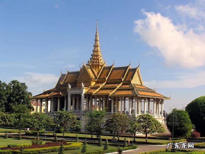 柬埔寨人主要讲英语与高棉语种 柬埔寨说什么语言为主