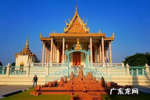 柬埔寨人主要讲英语与高棉语种 柬埔寨说什么语言为主