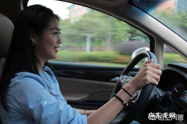 油门和刹车的位置区分最重要 怎么避免把油门当刹车