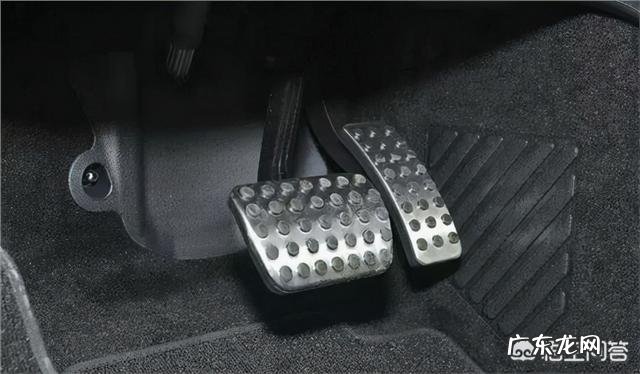 油门和刹车的位置区分最重要 怎么避免把油门当刹车