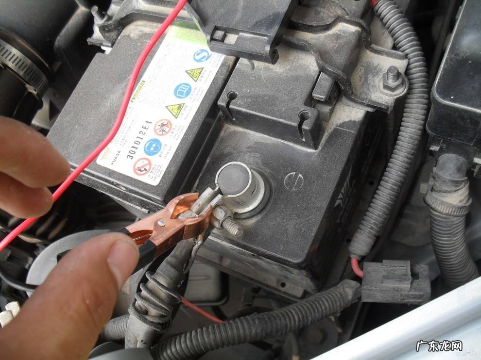 汽车电瓶亏电了正常吗 汽车一个月不开电瓶会没电吗