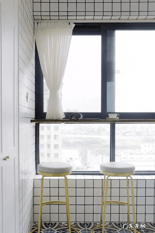 茶室主人位后面墙上风水禁忌 茶桌摆放风水方向主位后背靠窗好吗