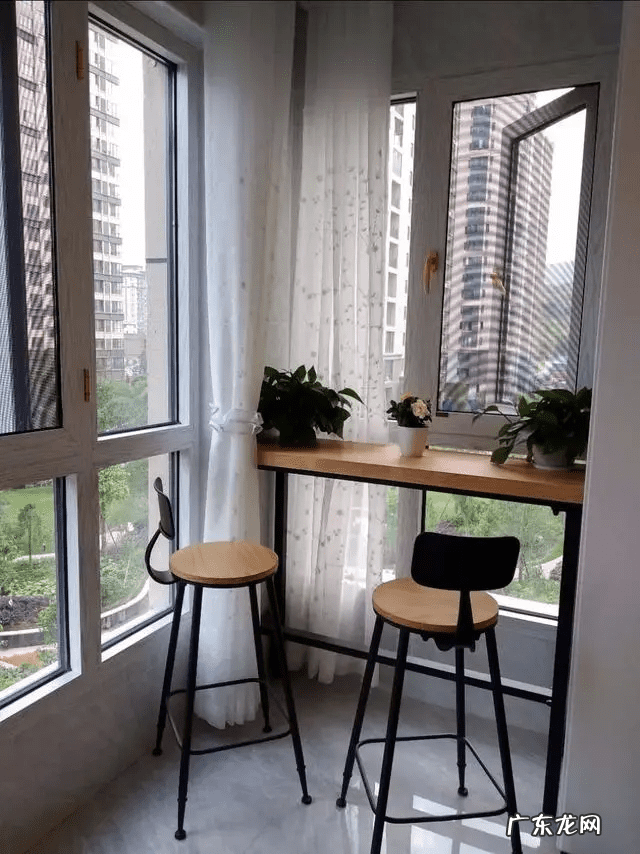 茶室主人位后面墙上风水禁忌 茶桌摆放风水方向主位后背靠窗好吗