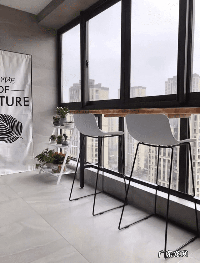 茶室主人位后面墙上风水禁忌 茶桌摆放风水方向主位后背靠窗好吗