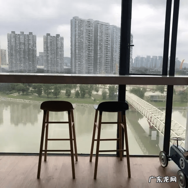 茶室主人位后面墙上风水禁忌 茶桌摆放风水方向主位后背靠窗好吗