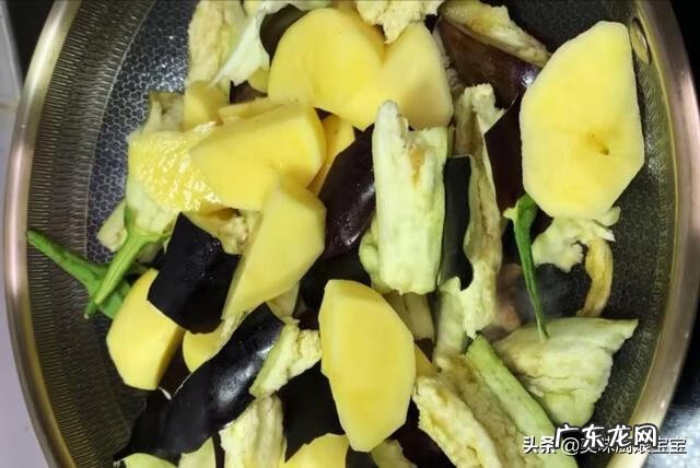 砂锅五花肉炖土豆的做法 五花肉炖土豆茄子