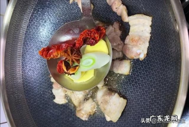 砂锅五花肉炖土豆的做法 五花肉炖土豆茄子