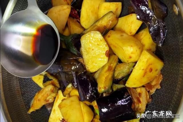砂锅五花肉炖土豆的做法 五花肉炖土豆茄子