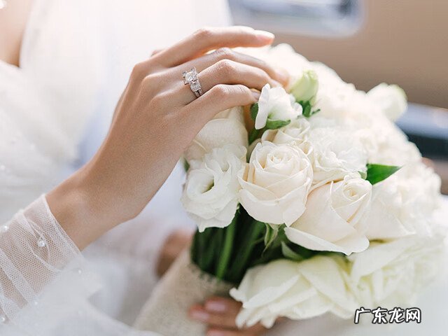 风水戒指戴哪个手指 左右手戴戒指的讲究风水