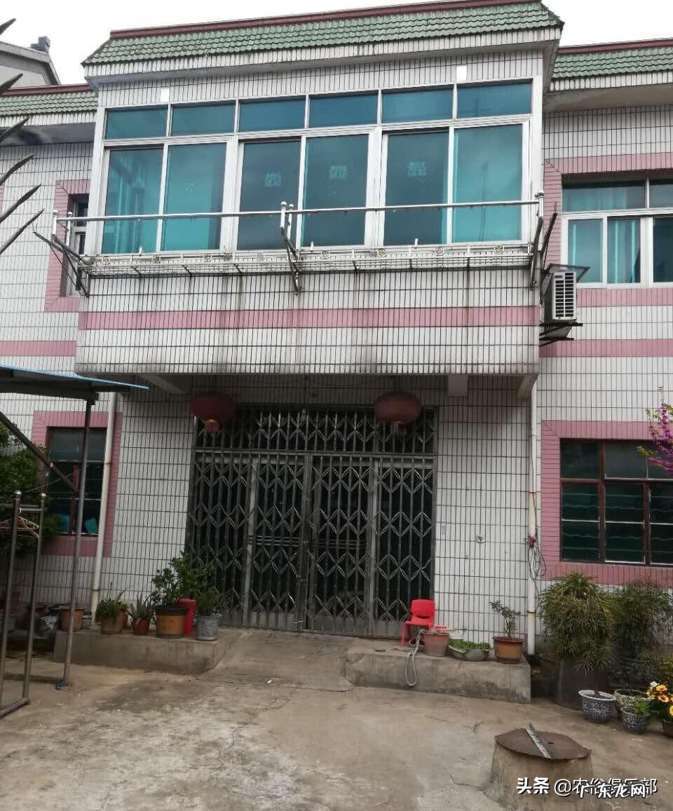 风水说法中间大门两边窗 窗户在两墙夹缝里风水