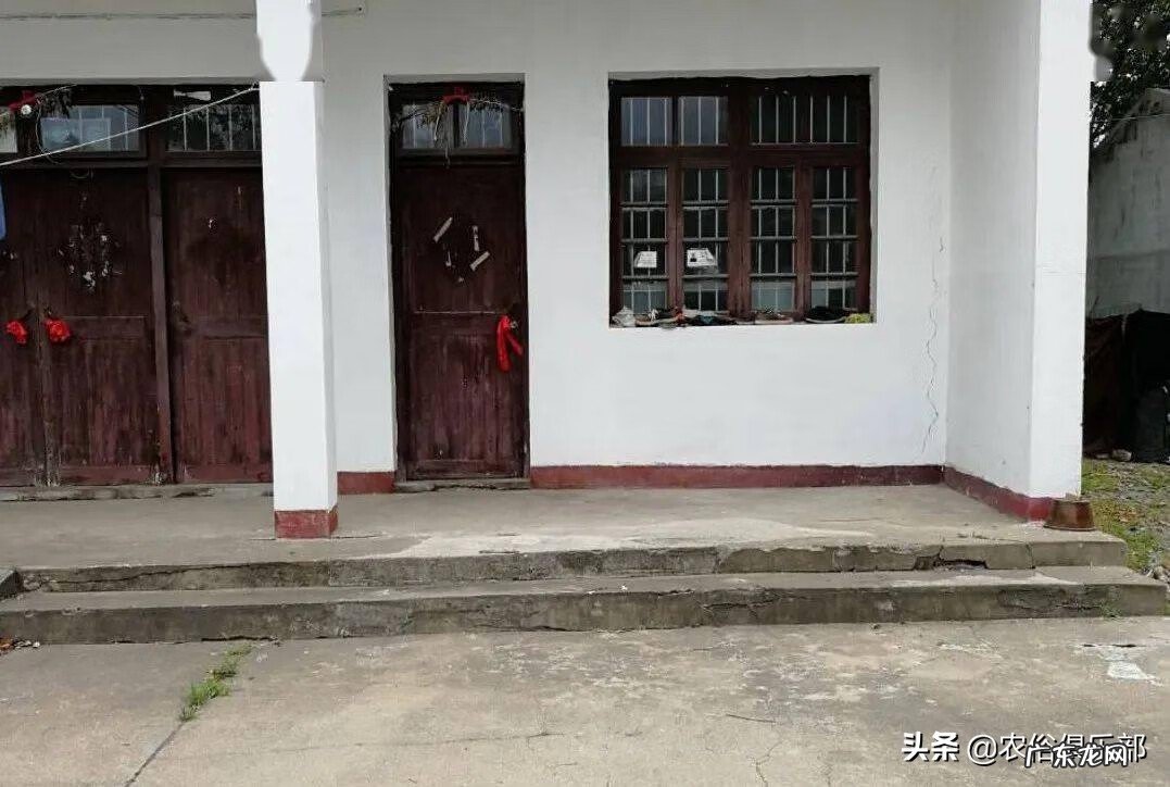 风水说法中间大门两边窗 窗户在两墙夹缝里风水