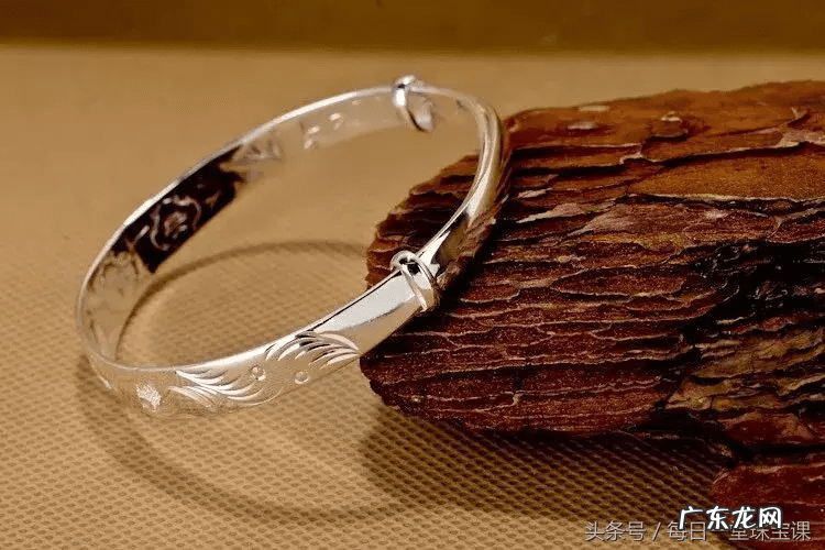 玉和银手镯能同时戴一只手吗 手上同时戴银手镯和玉手镯风水