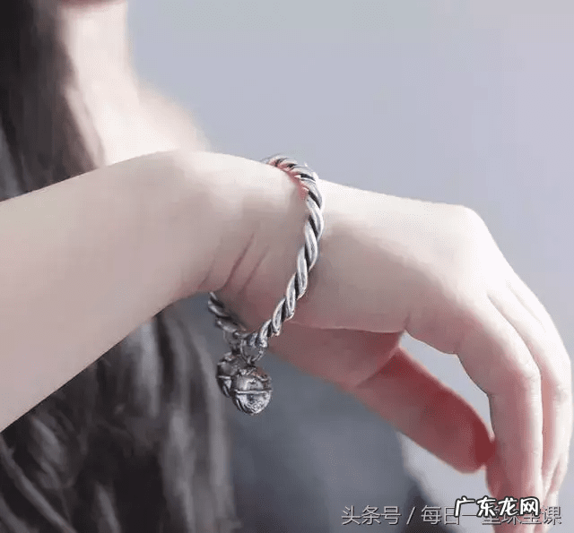 玉和银手镯能同时戴一只手吗 手上同时戴银手镯和玉手镯风水