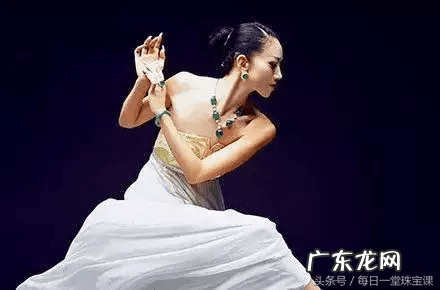 玉和银手镯能同时戴一只手吗 手上同时戴银手镯和玉手镯风水