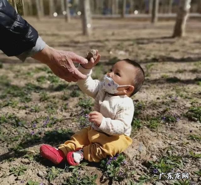 1个多月婴儿睡反觉咋办 婴儿睡反觉了