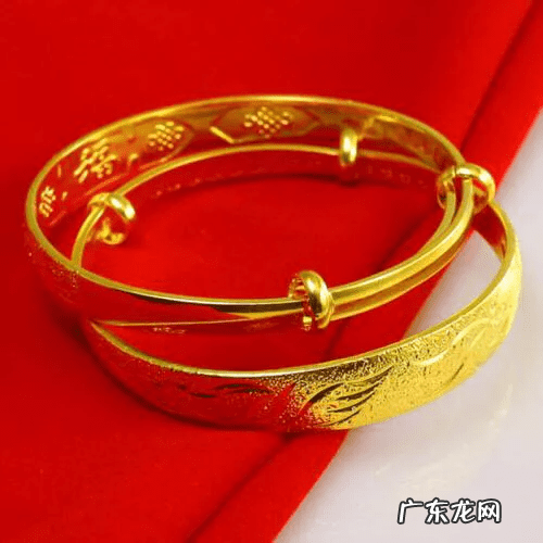 属龙的戴什么黄金吊坠最好 属龙金手镯风水