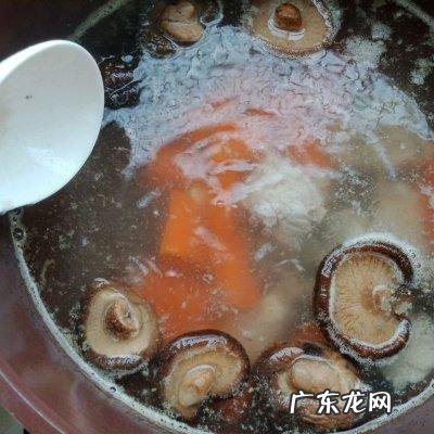 红萝卜木耳排骨汤 红萝卜排骨汤的做法