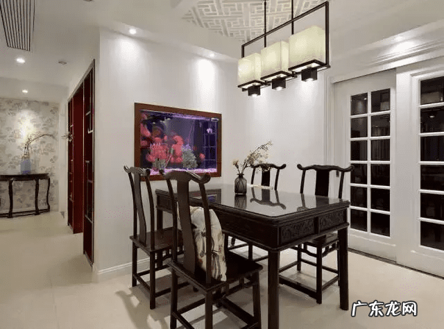 鱼缸对着门好不好在风水上 背靠鱼缸做好不好