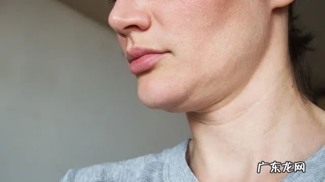 去除颈部皱纹小窍门 怎样去除颈部皱纹