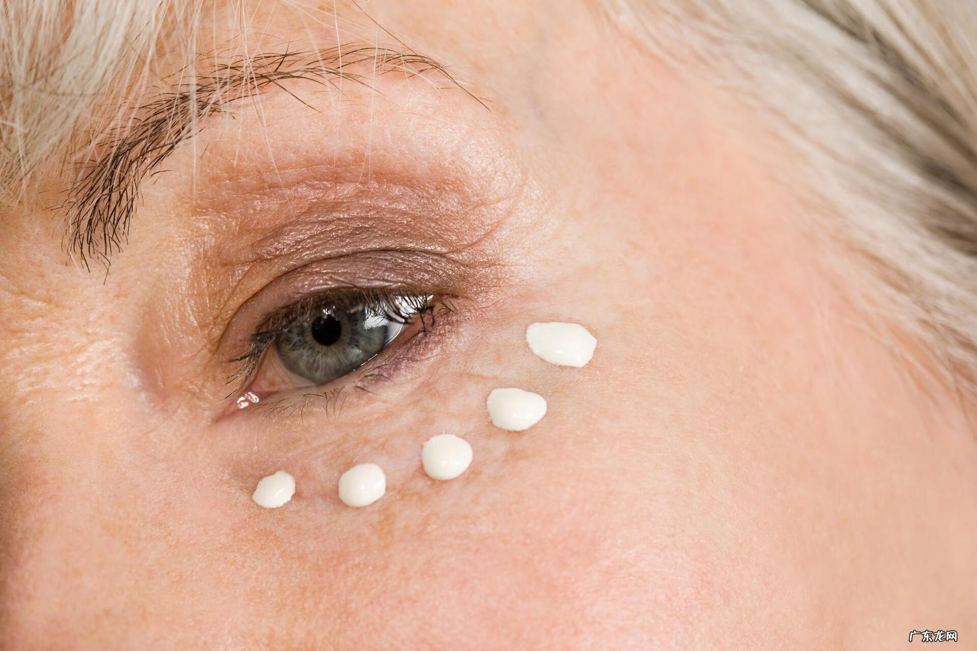 眼睛有皱纹怎么办用什么方法 眼睛有皱纹怎么办呢