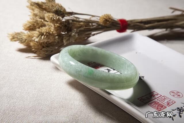 玉里面碎了外面没事 玉器崩了个小口风水