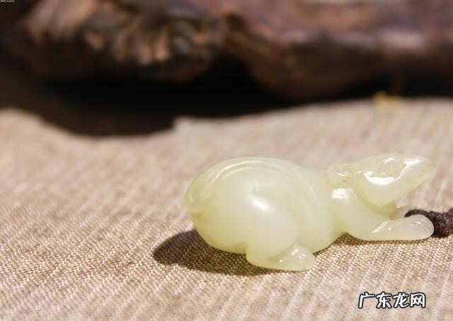 玉里面碎了外面没事 玉器崩了个小口风水