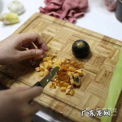 皮蛋豆腐怎么制作 豆腐皮蛋怎么做