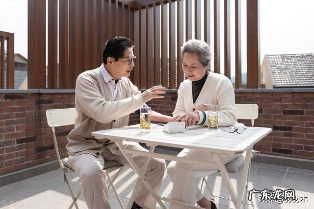 人到老年,生两个儿子老了不幸福吗?