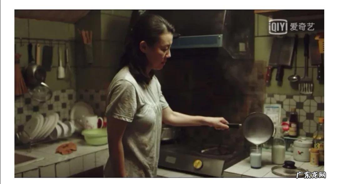 隐秘的角落剧情中周春红每天逼儿子喝牛奶控制欲是有多强?