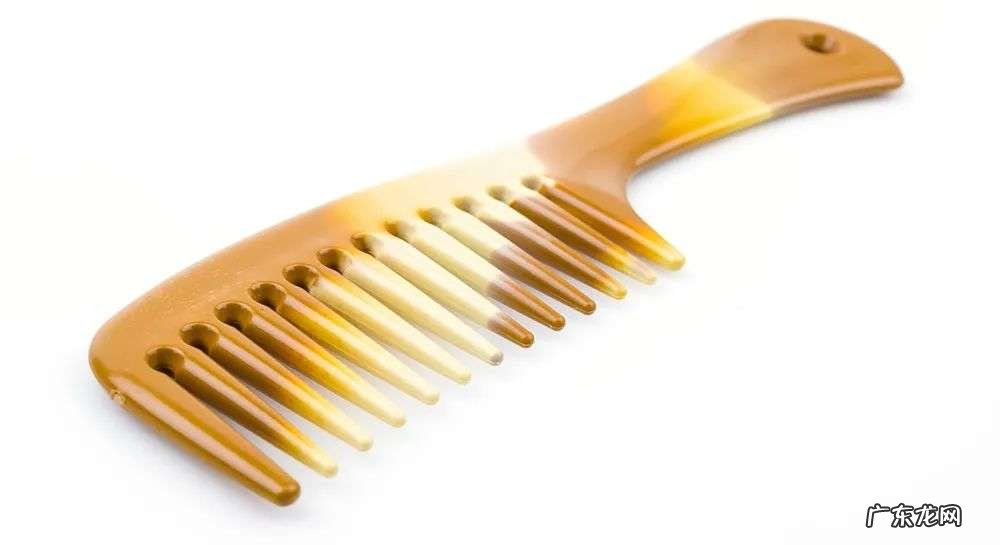 每天用梳子按摩3分钟，防病养生！