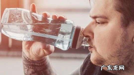 喝水太少会引发急性肾衰竭?夏季该怎样补水?