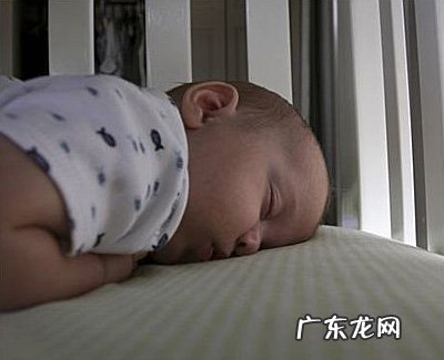 几个月大的宝宝喜欢趴着睡,有什么影响吗?怎样纠正?