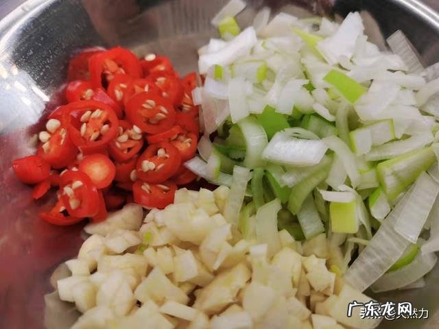 教你如何挑选酸菜的品质 酸菜怎么炒好吃更有香味