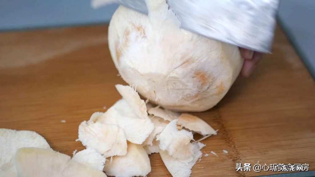 3招轻松打开椰子图解 内行人教你椰子怎么打开吃椰肉