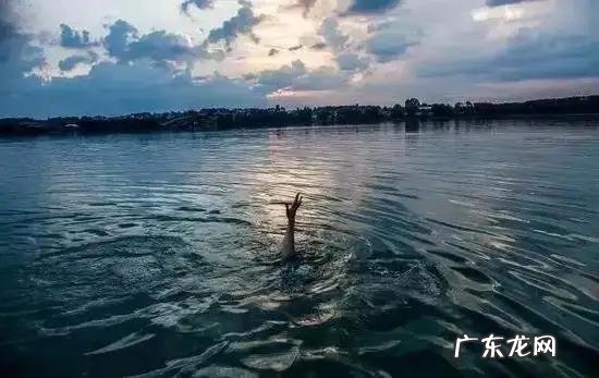 溺水后却沉入水底 为什么会游泳的人能浮在水面上