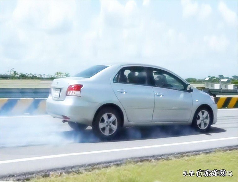 时速超过160公里/小时的情况下汽车爆胎会怎么样?