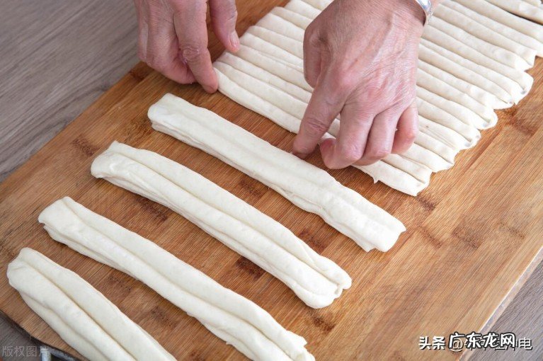 老师傅教你家常油条简单做法,学会这个做法可以开早餐店了