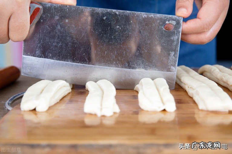 老师傅教你家常油条简单做法,学会这个做法可以开早餐店了